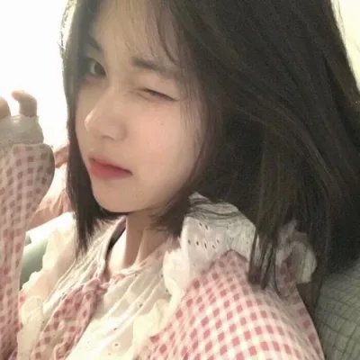穿黄睡衣的女孩